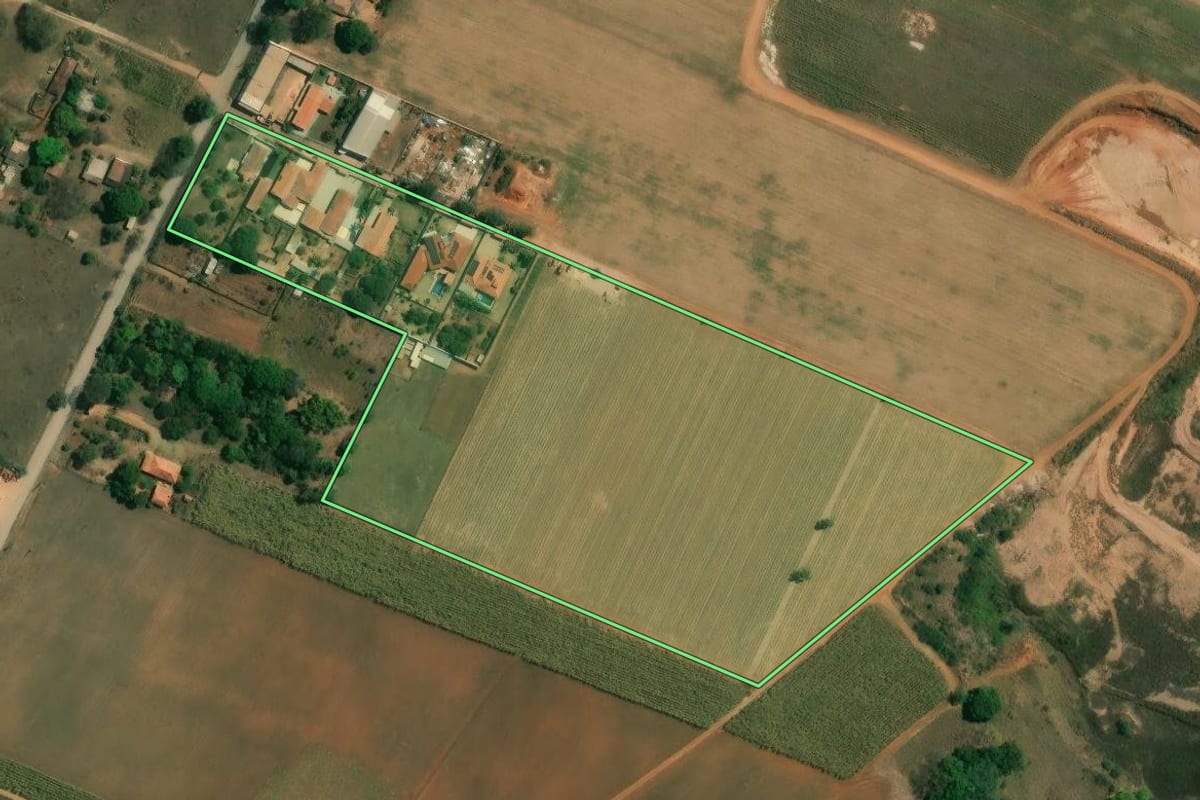 Imagem de satélite do imóvel rural em Piracicaba (SP), com o contorno declarado no CAR desenhado por cima.
