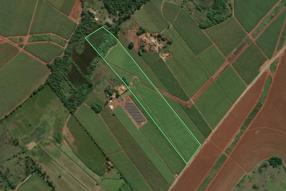 Imagem de satélite do imóvel rural em Piracicaba (SP), com o contorno declarado no CAR desenhado por cima.