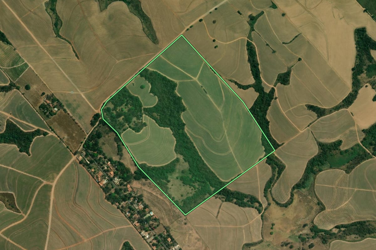 Imagem de satélite do imóvel rural em Piracicaba (SP), com o contorno declarado no CAR desenhado por cima.