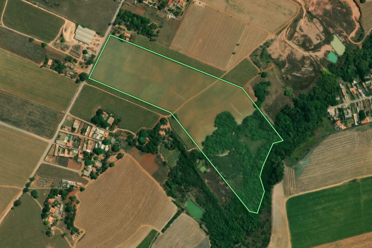 Imagem de satélite do imóvel rural em Piracicaba (SP), com o contorno declarado no CAR desenhado por cima.