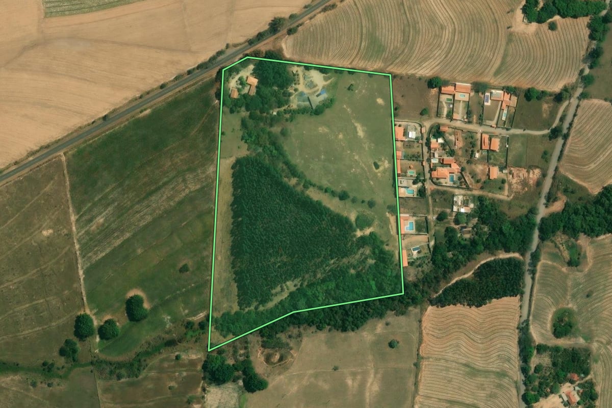 Imagem de satélite do imóvel rural em Piracicaba (SP), com o contorno declarado no CAR desenhado por cima.