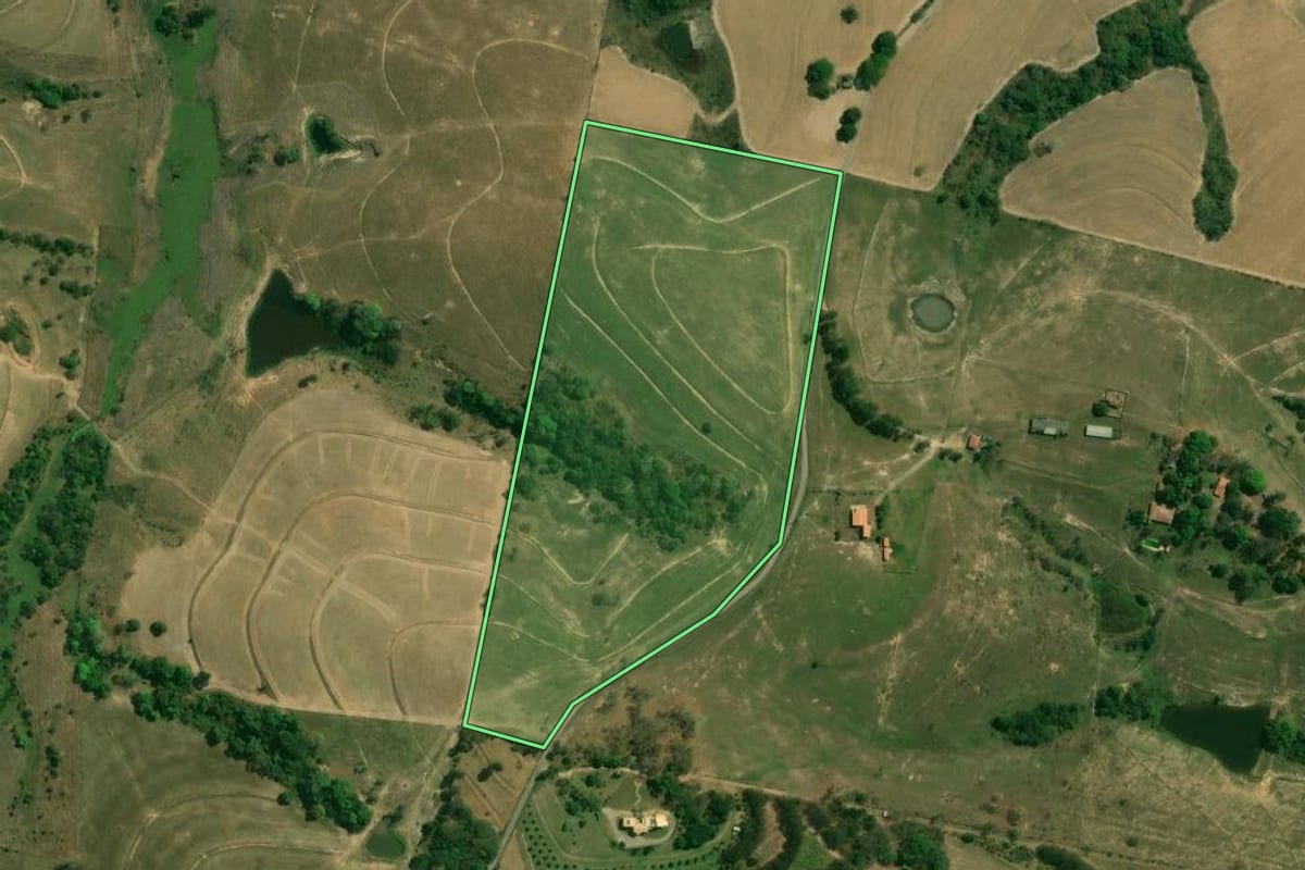 Imagem de satélite do imóvel rural em Piracicaba (SP), com o contorno declarado no CAR desenhado por cima.