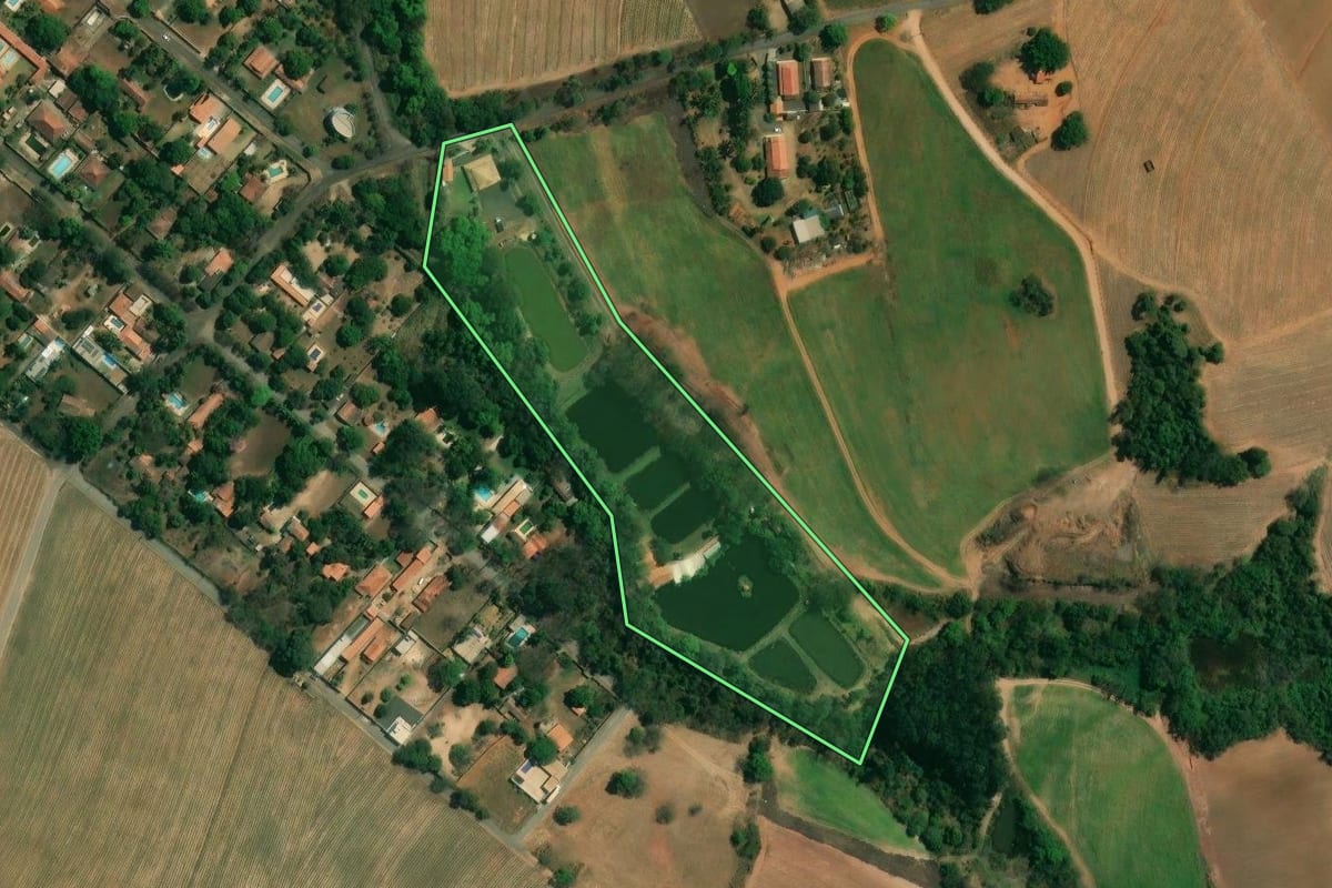 Imagem de satélite do imóvel rural em Piracicaba (SP), com o contorno declarado no CAR desenhado por cima.