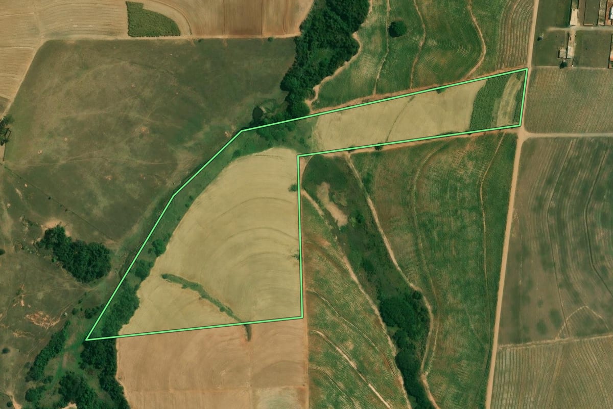 Imagem de satélite do imóvel rural em Piracicaba (SP), com o contorno declarado no CAR desenhado por cima.