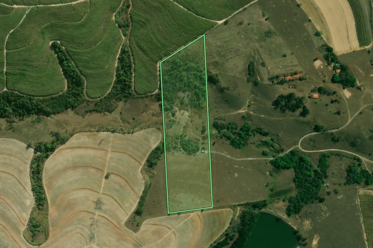 Imagem de satélite do imóvel rural em Piracicaba (SP), com o contorno declarado no CAR desenhado por cima.