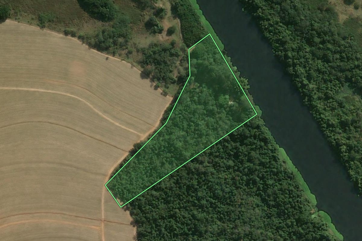 Imagem de satélite do imóvel rural em Piracicaba (SP), com o contorno declarado no CAR desenhado por cima.