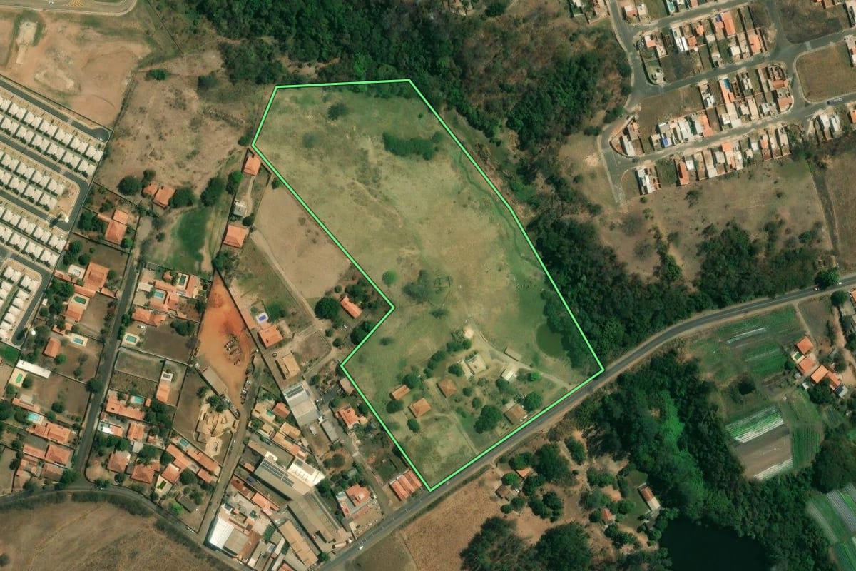 Imagem de satélite do imóvel rural em Piracicaba (SP), com o contorno declarado no CAR desenhado por cima.