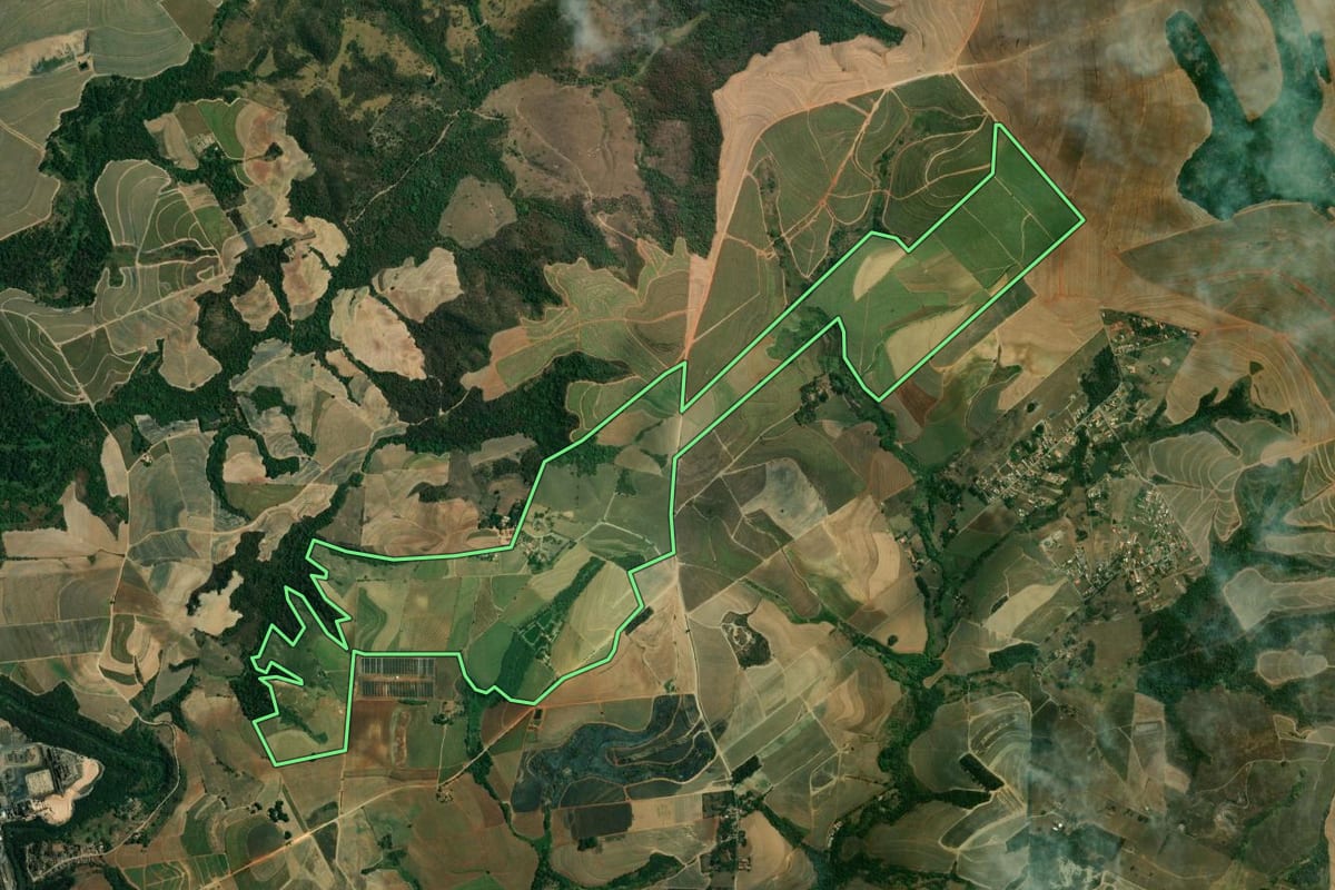 Imagem de satélite do imóvel rural em Piracicaba (SP), com o contorno declarado no CAR desenhado por cima.