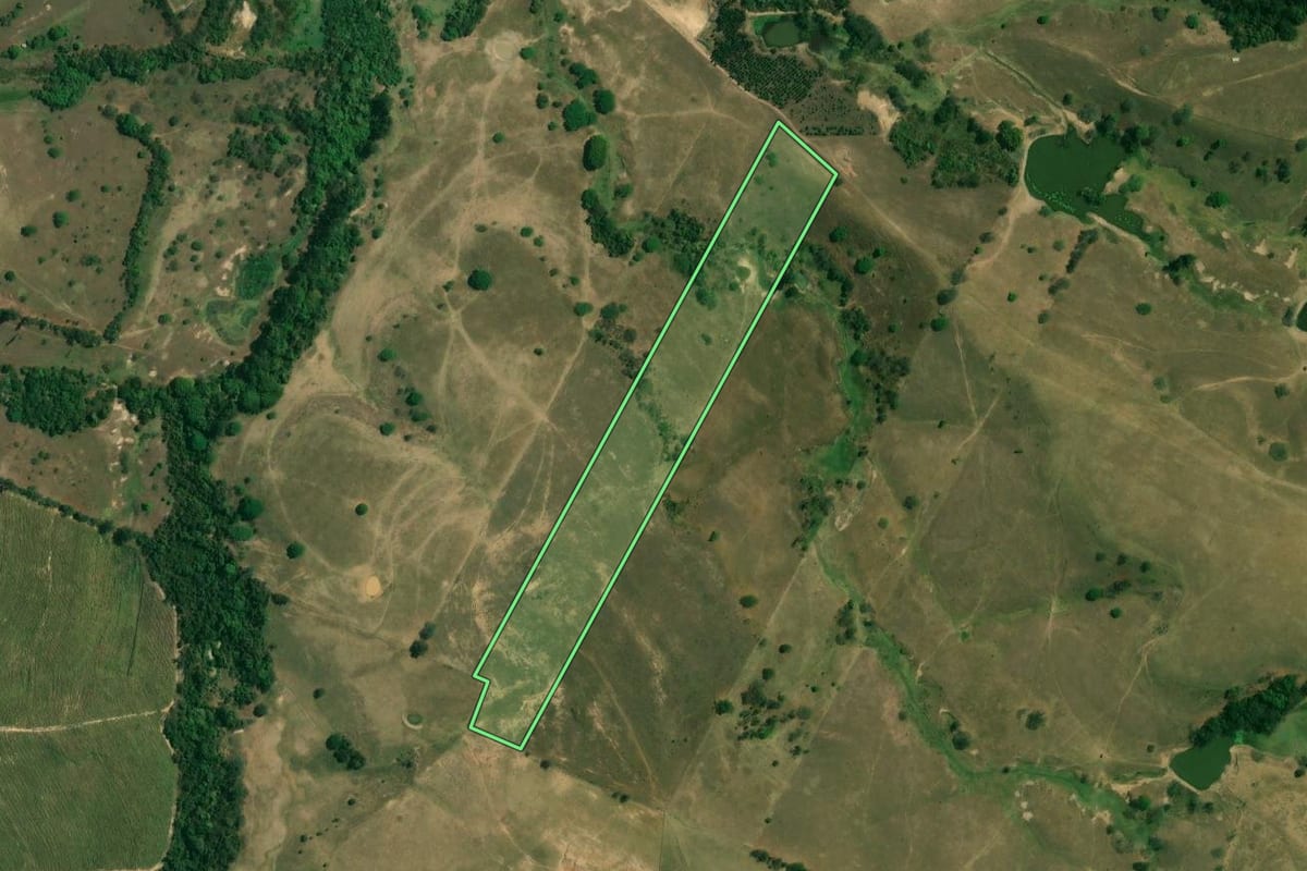 Imagem de satélite do imóvel rural em Piracicaba (SP), com o contorno declarado no CAR desenhado por cima.