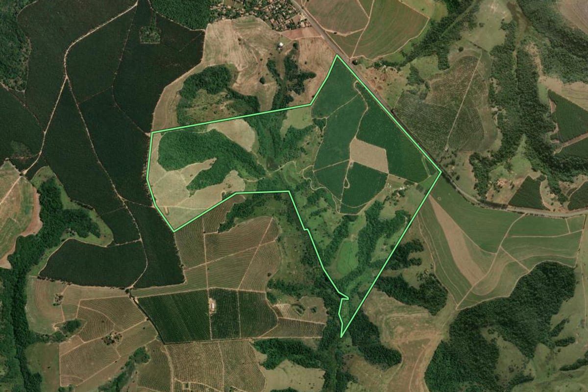 Imagem de satélite do imóvel rural em Piracicaba (SP), com o contorno declarado no CAR desenhado por cima.
