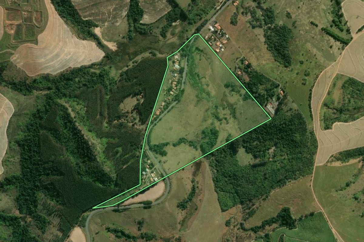 Imagem de satélite do imóvel rural em Piracicaba (SP), com o contorno declarado no CAR desenhado por cima.