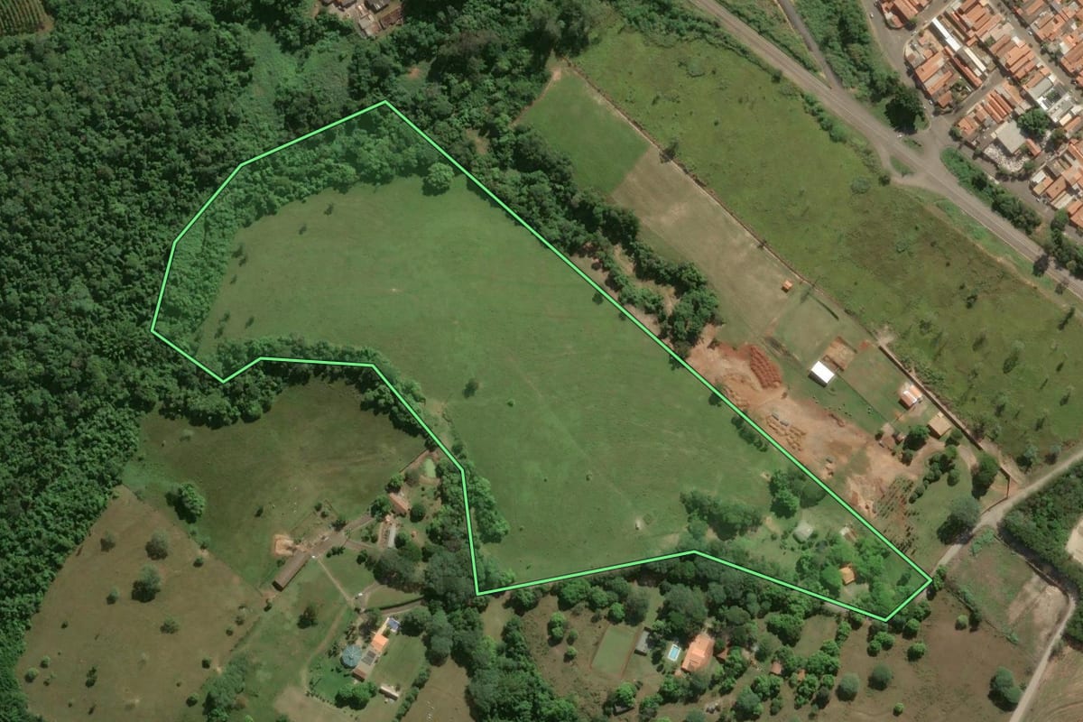 Imagem de satélite do imóvel rural em Piracicaba (SP), com o contorno declarado no CAR desenhado por cima.