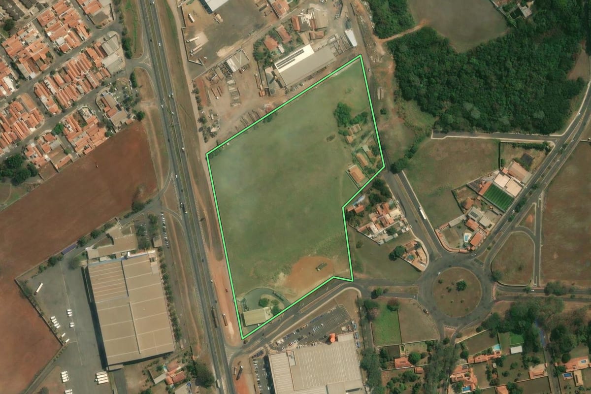 Imagem de satélite do imóvel rural em Piracicaba (SP), com o contorno declarado no CAR desenhado por cima.