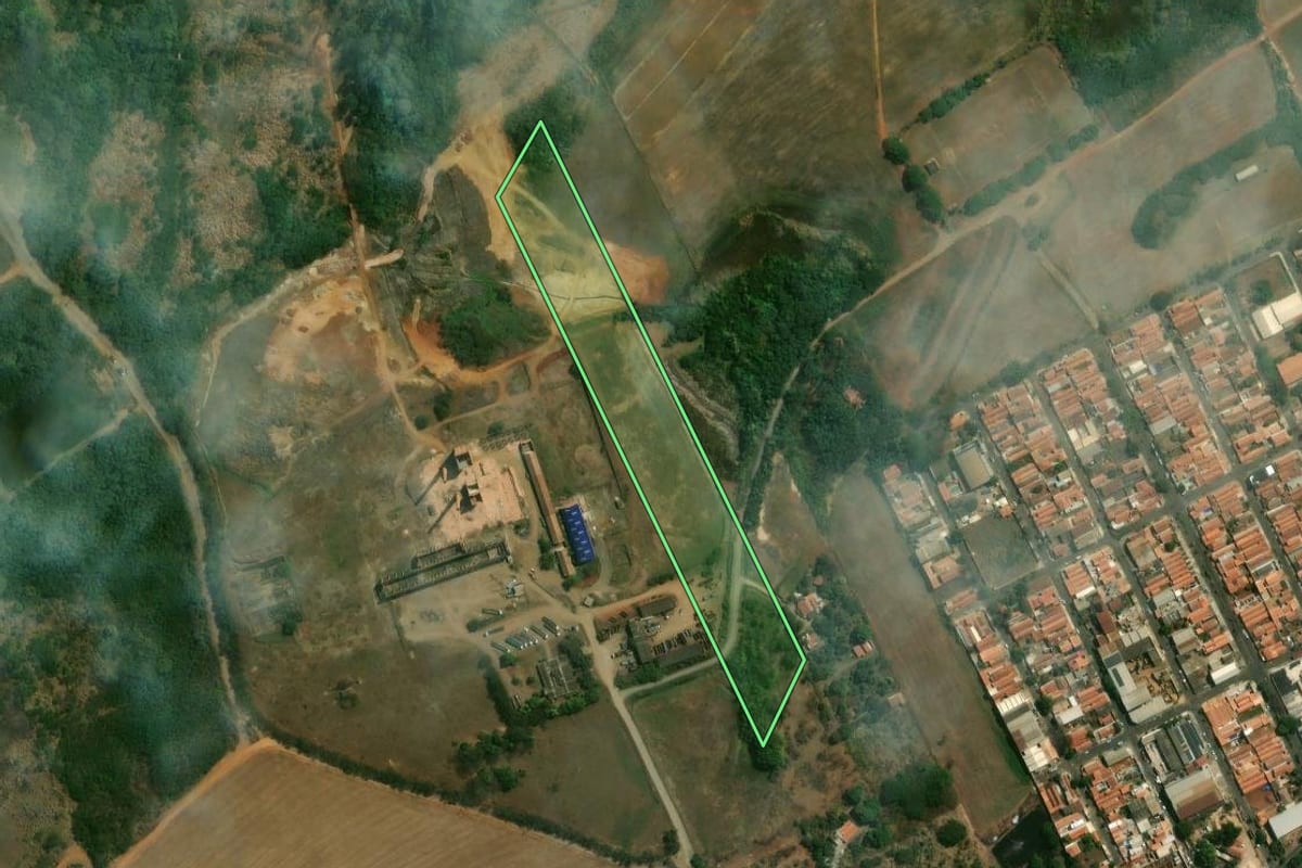 Imagem de satélite do imóvel rural em Piracicaba (SP), com o contorno declarado no CAR desenhado por cima.