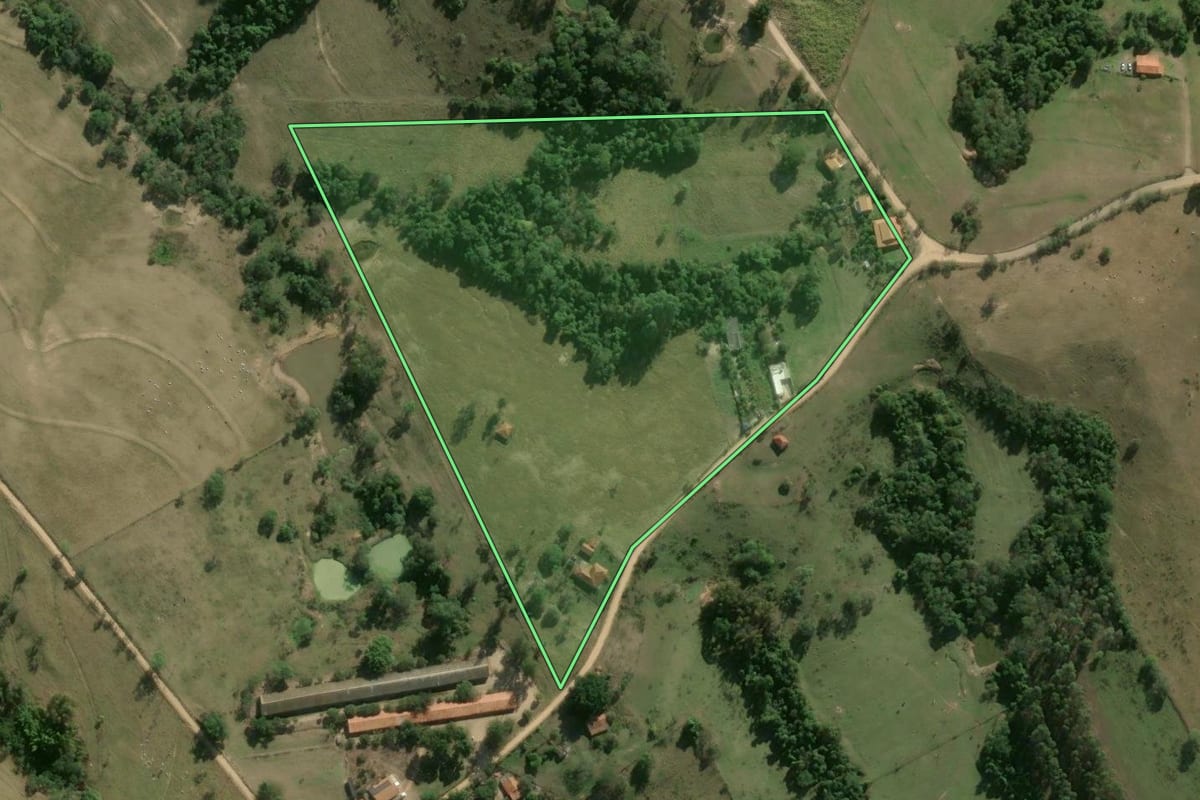 Imagem de satélite do imóvel rural em Piracicaba (SP), com o contorno declarado no CAR desenhado por cima.