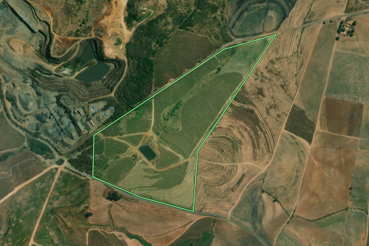 Imagem de satélite do imóvel rural em Piracicaba (SP), com o contorno declarado no CAR desenhado por cima.