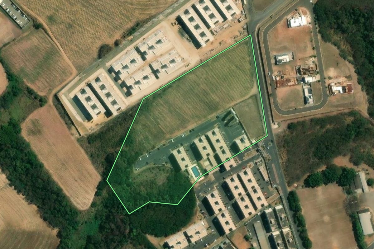 Imagem de satélite do imóvel rural em Piracicaba (SP), com o contorno declarado no CAR desenhado por cima.