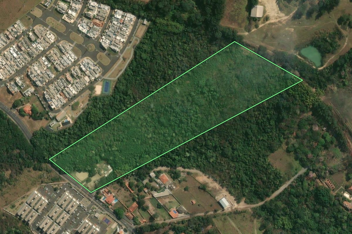 Imagem de satélite do imóvel rural em Piracicaba (SP), com o contorno declarado no CAR desenhado por cima.
