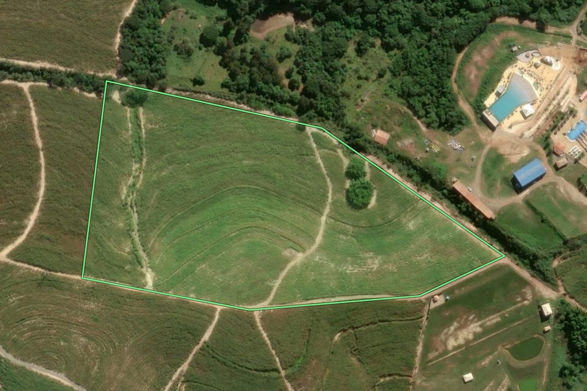 Imagem de satélite do imóvel rural em Piracicaba (SP), com o contorno declarado no CAR desenhado por cima.