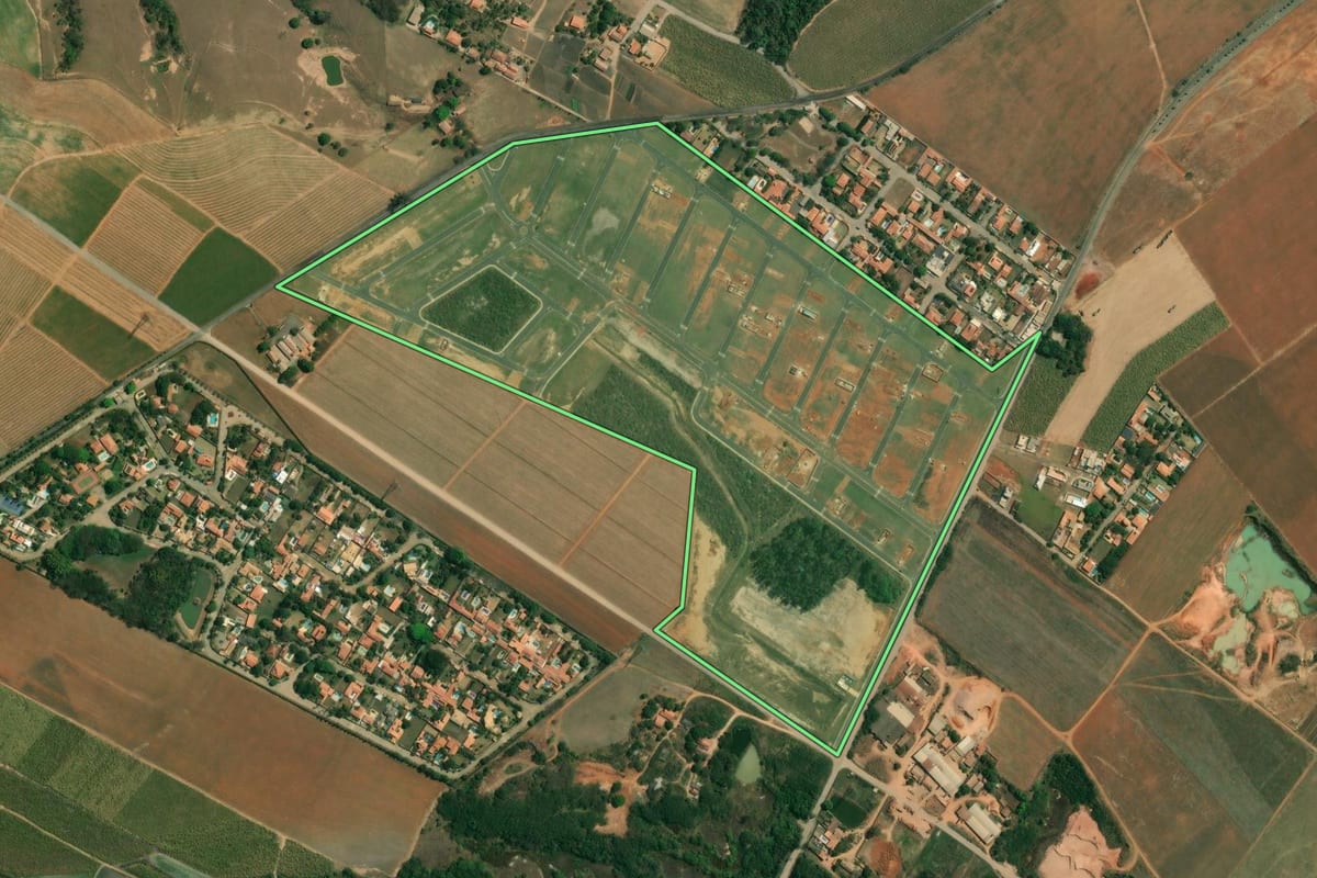 Imagem de satélite do imóvel rural em Piracicaba (SP), com o contorno declarado no CAR desenhado por cima.