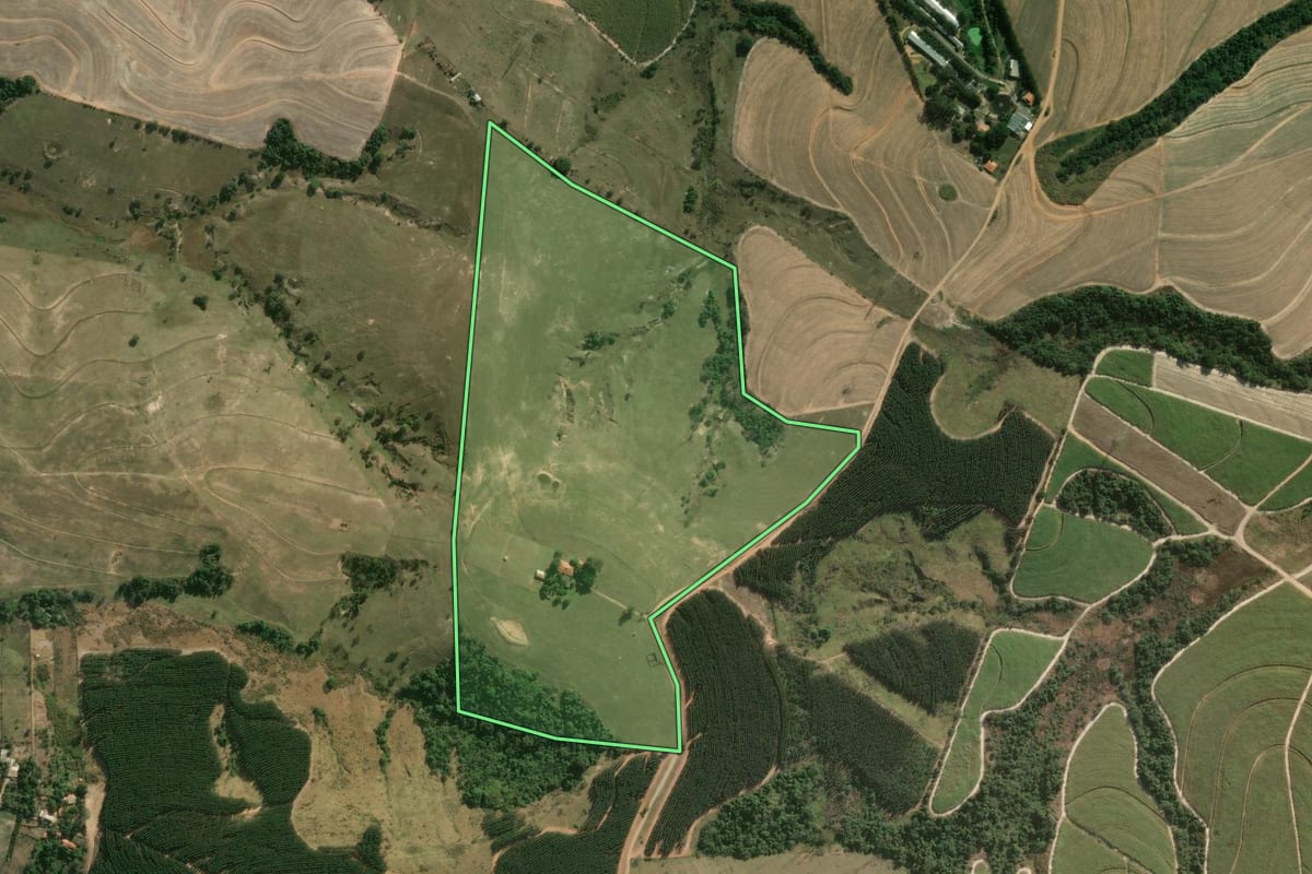 Imagem de satélite do imóvel rural em Piracicaba (SP), com o contorno declarado no CAR desenhado por cima.