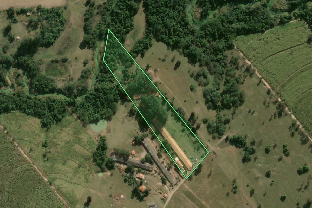 Imagem de satélite do imóvel rural em Piracicaba (SP), com o contorno declarado no CAR desenhado por cima.