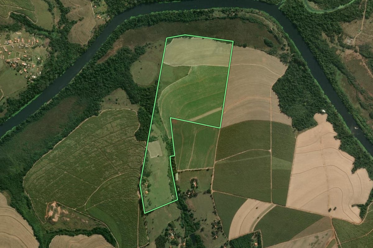 Imagem de satélite do imóvel rural em Piracicaba (SP), com o contorno declarado no CAR desenhado por cima.