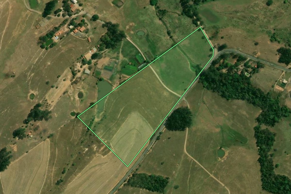 Imagem de satélite do imóvel rural em Piracicaba (SP), com o contorno declarado no CAR desenhado por cima.