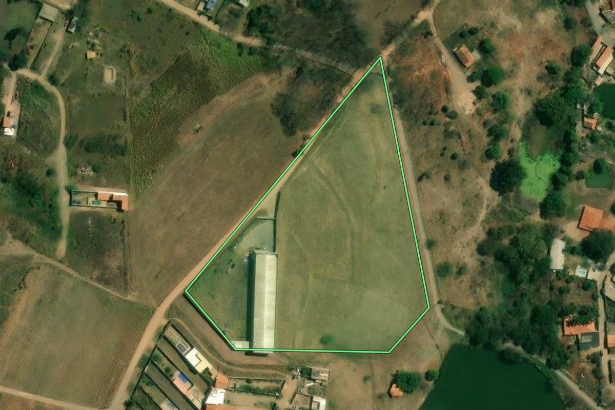 Imagem de satélite do imóvel rural em Piracicaba (SP), com o contorno declarado no CAR desenhado por cima.