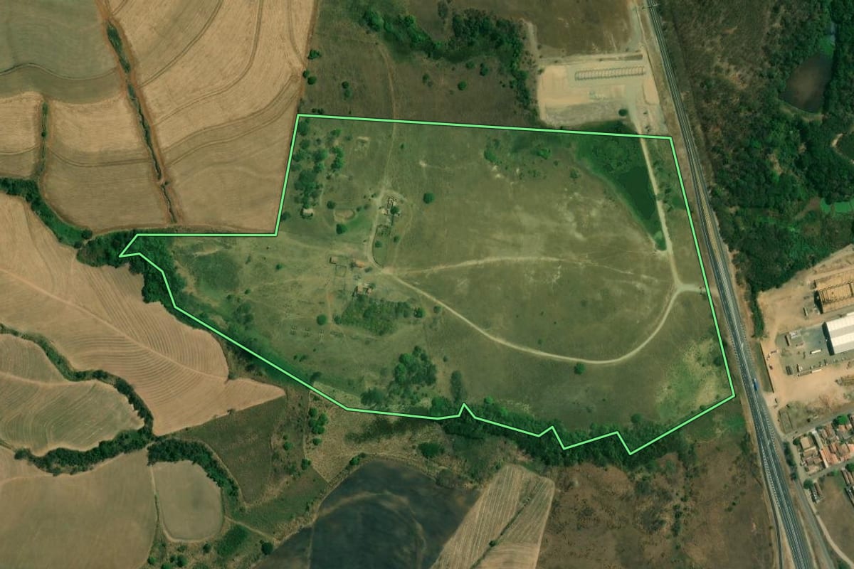 Imagem de satélite do imóvel rural em Piracicaba (SP), com o contorno declarado no CAR desenhado por cima.