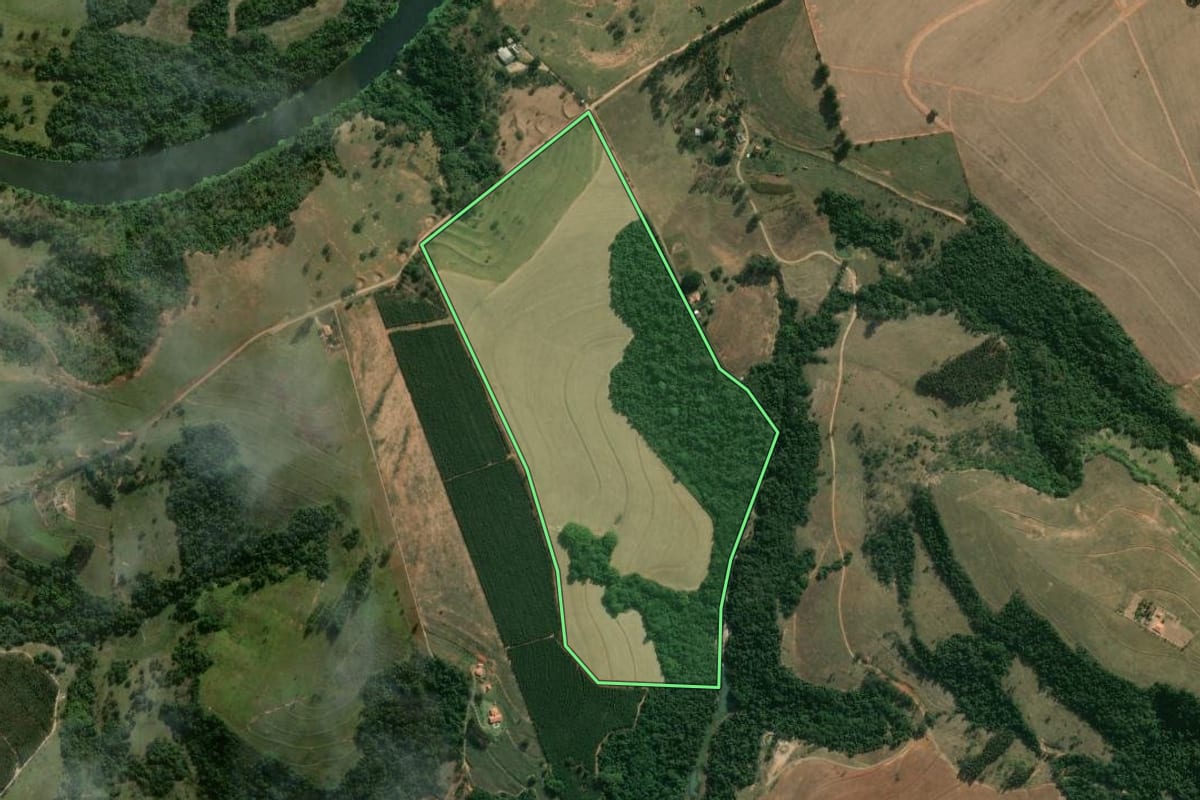 Imagem de satélite do imóvel rural em Piracicaba (SP), com o contorno declarado no CAR desenhado por cima.