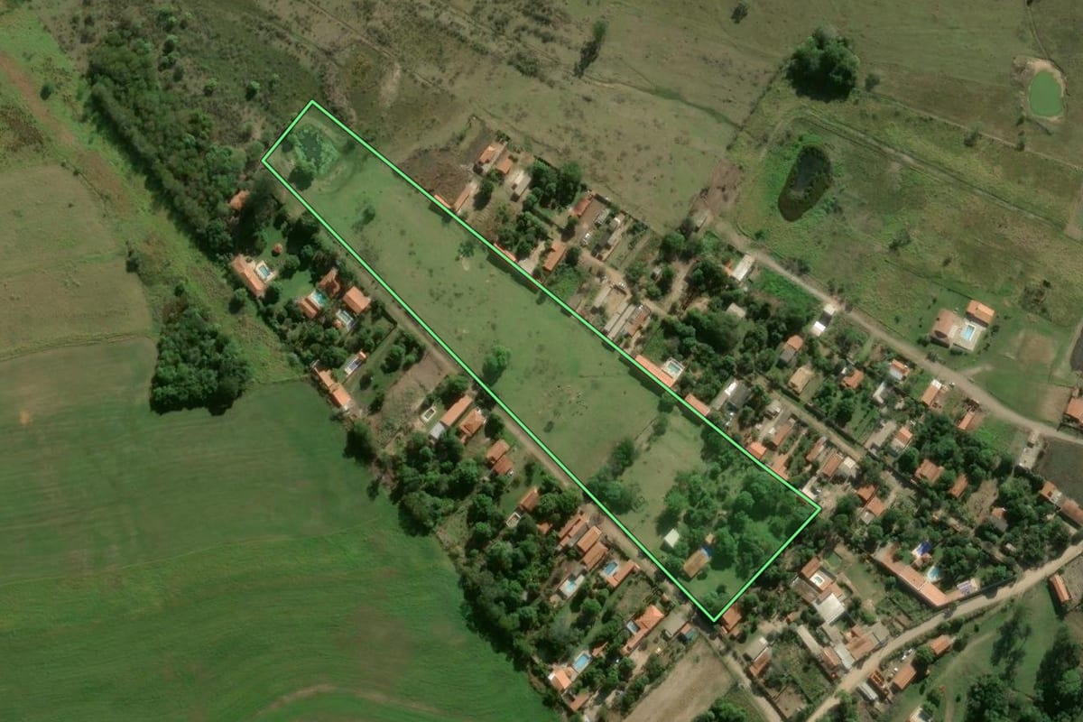 Imagem de satélite do imóvel rural em Piracicaba (SP), com o contorno declarado no CAR desenhado por cima.