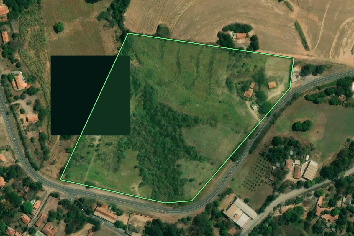 Imagem de satélite do imóvel rural em Piracicaba (SP), com o contorno declarado no CAR desenhado por cima.