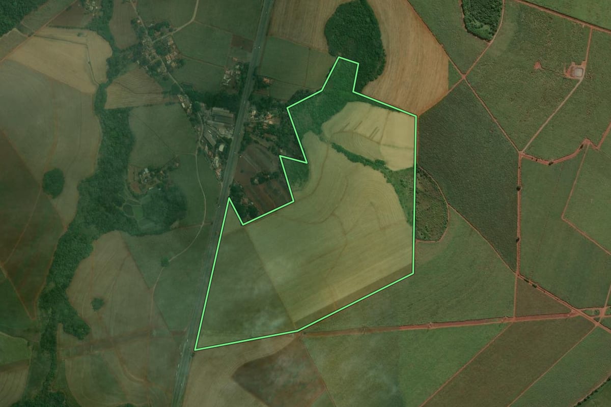 Imagem de satélite do imóvel rural em Piracicaba (SP), com o contorno declarado no CAR desenhado por cima.