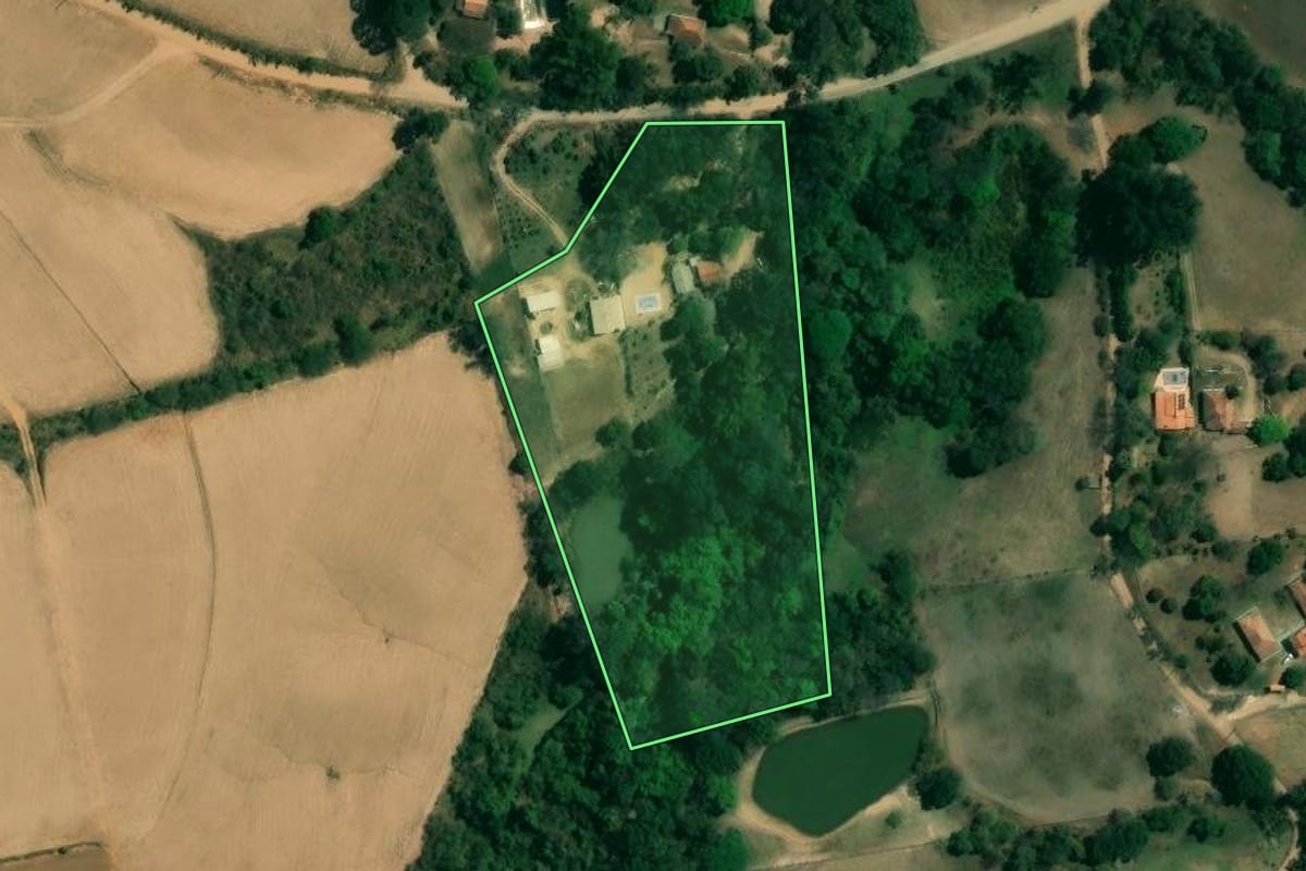 Imagem de satélite do imóvel rural em Piracicaba (SP), com o contorno declarado no CAR desenhado por cima.