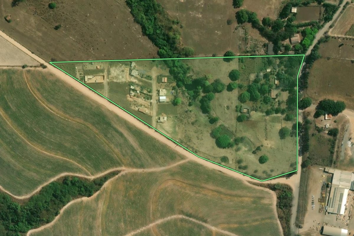 Imagem de satélite do imóvel rural em Piracicaba (SP), com o contorno declarado no CAR desenhado por cima.