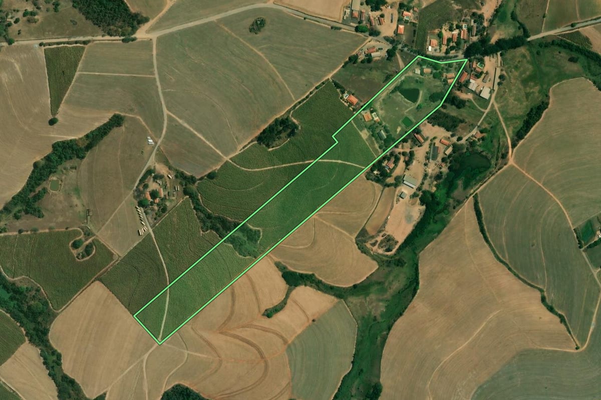Imagem de satélite do imóvel rural em Piracicaba (SP), com o contorno declarado no CAR desenhado por cima.