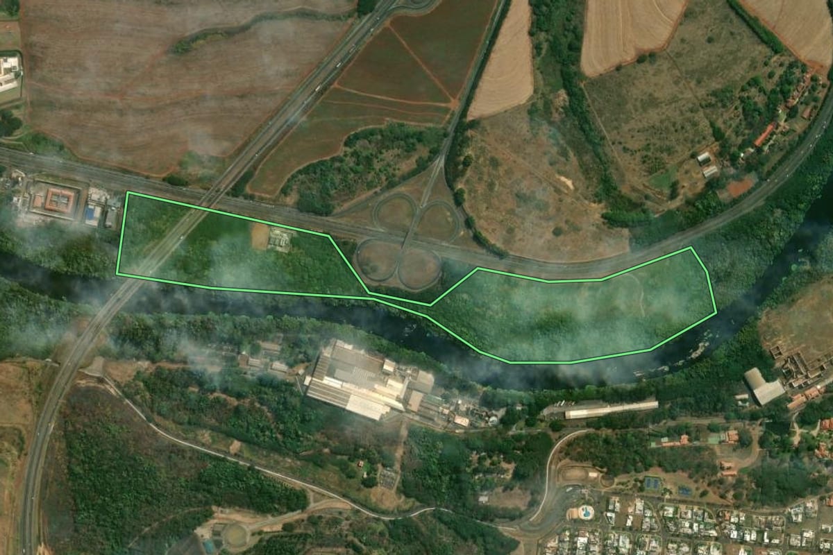 Imagem de satélite do imóvel rural em Piracicaba (SP), com o contorno declarado no CAR desenhado por cima.