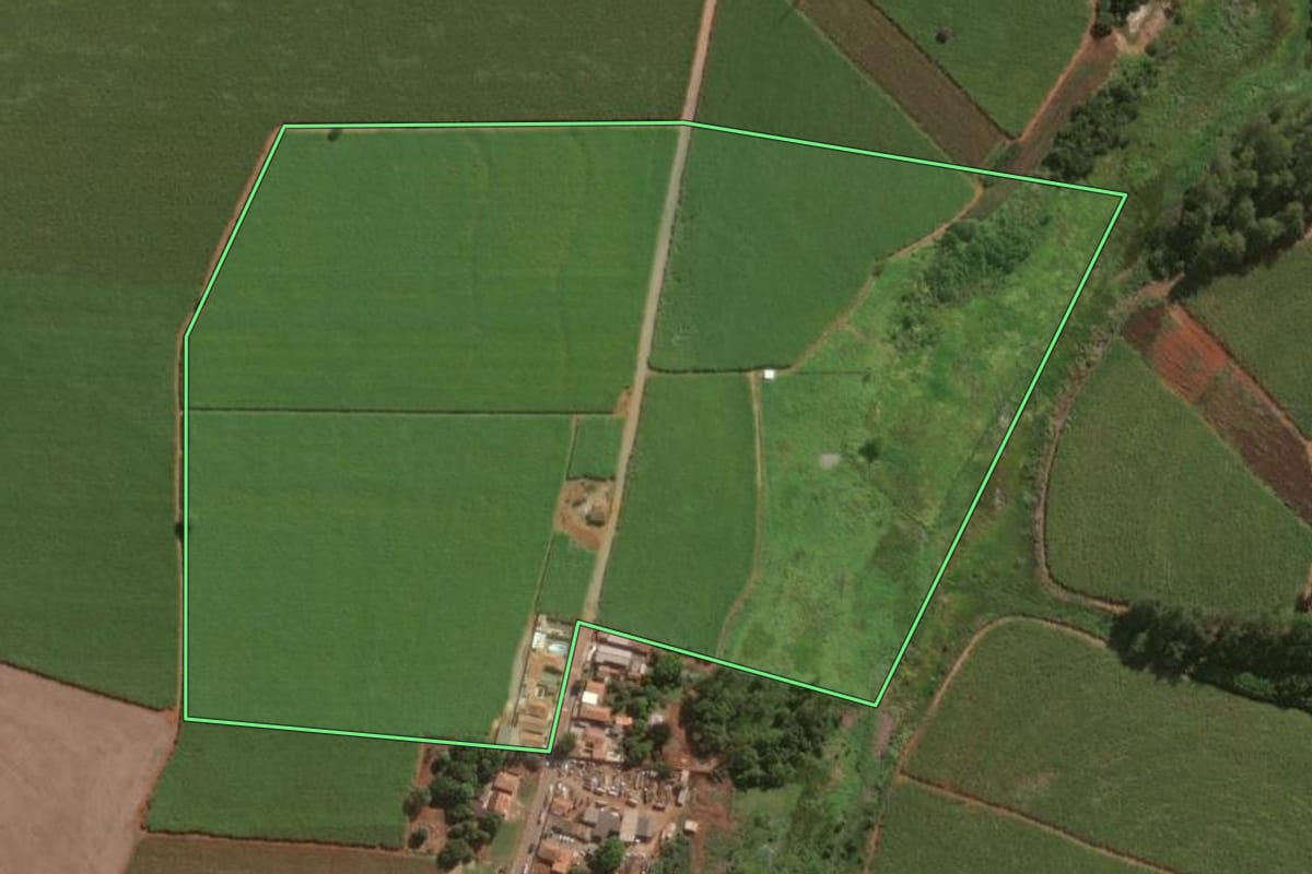 Imagem de satélite do imóvel rural em Piracicaba (SP), com o contorno declarado no CAR desenhado por cima.