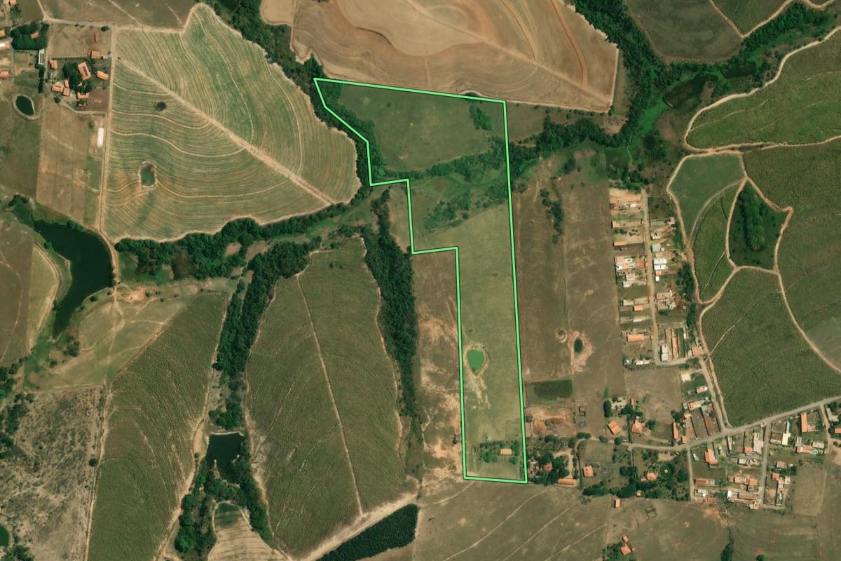 Imagem de satélite do imóvel rural em Piracicaba (SP), com o contorno declarado no CAR desenhado por cima.
