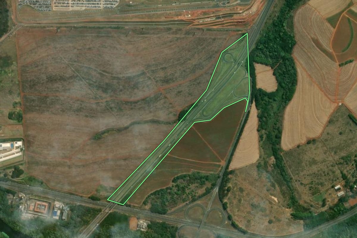 Imagem de satélite do imóvel rural em Piracicaba (SP), com o contorno declarado no CAR desenhado por cima.