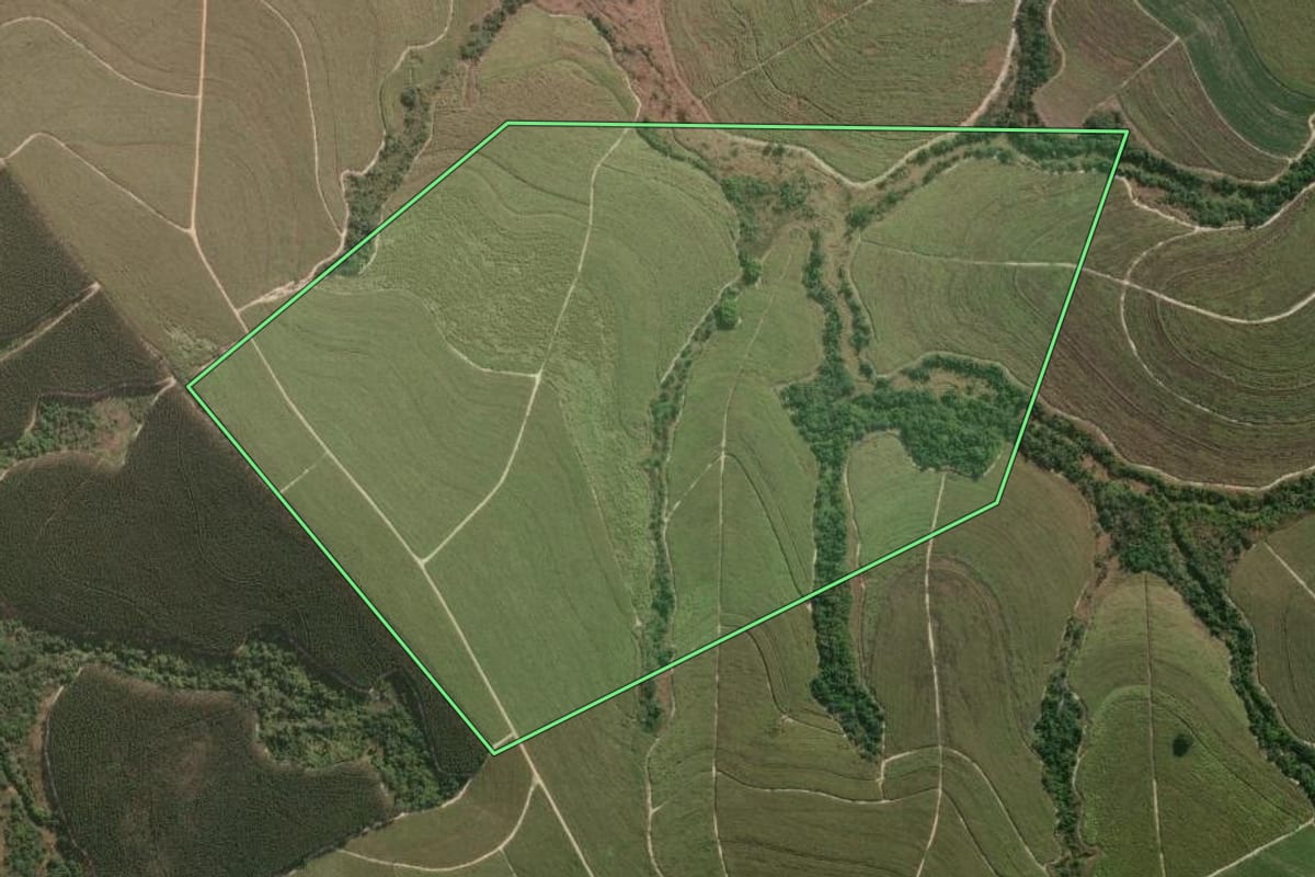 Imagem de satélite do imóvel rural em Piracicaba (SP), com o contorno declarado no CAR desenhado por cima.