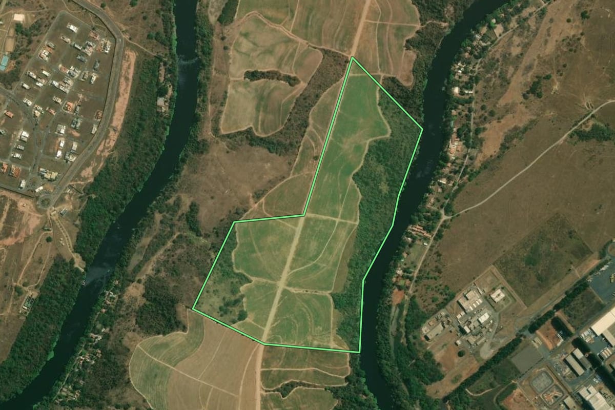 Imagem de satélite do imóvel rural em Piracicaba (SP), com o contorno declarado no CAR desenhado por cima.