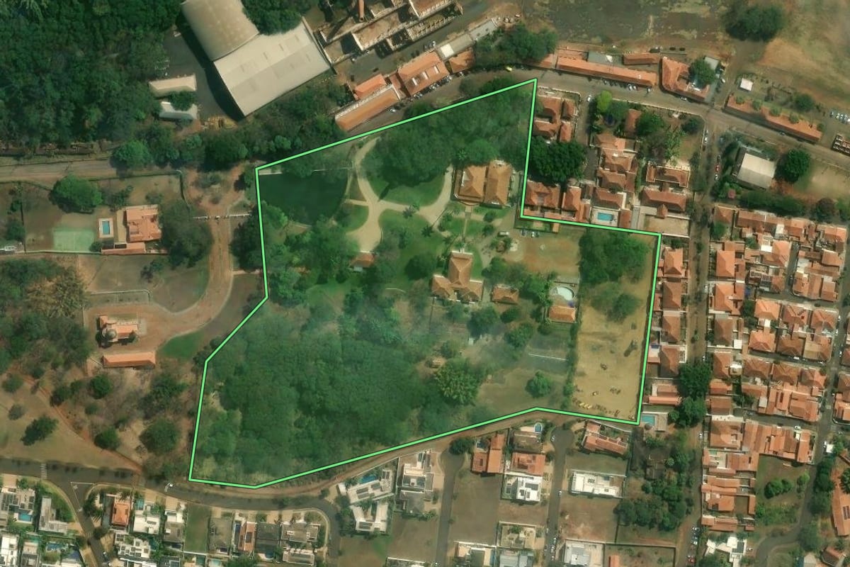 Imagem de satélite do imóvel rural em Piracicaba (SP), com o contorno declarado no CAR desenhado por cima.