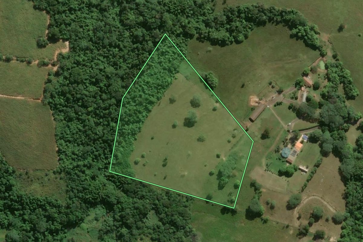 Imagem de satélite do imóvel rural em Piracicaba (SP), com o contorno declarado no CAR desenhado por cima.