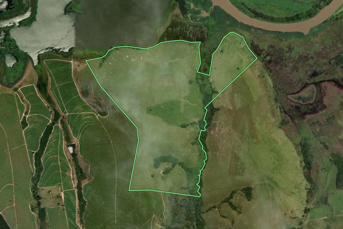 Imagem de satélite do imóvel rural em Piracicaba (SP), com o contorno declarado no CAR desenhado por cima.