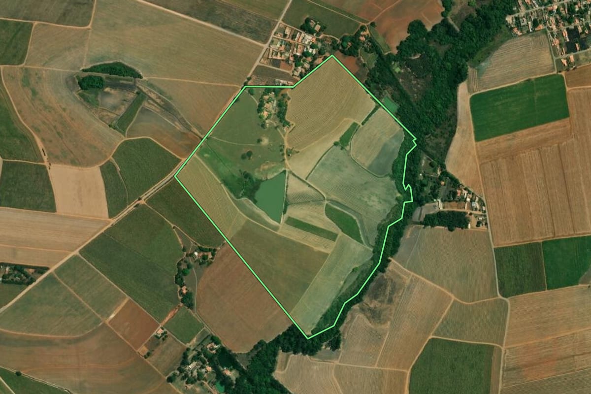 Imagem de satélite do imóvel rural em Piracicaba (SP), com o contorno declarado no CAR desenhado por cima.