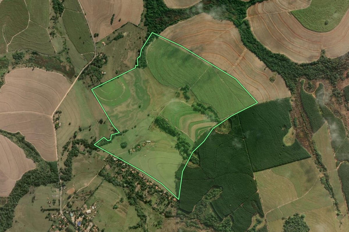 Imagem de satélite do imóvel rural em Piracicaba (SP), com o contorno declarado no CAR desenhado por cima.