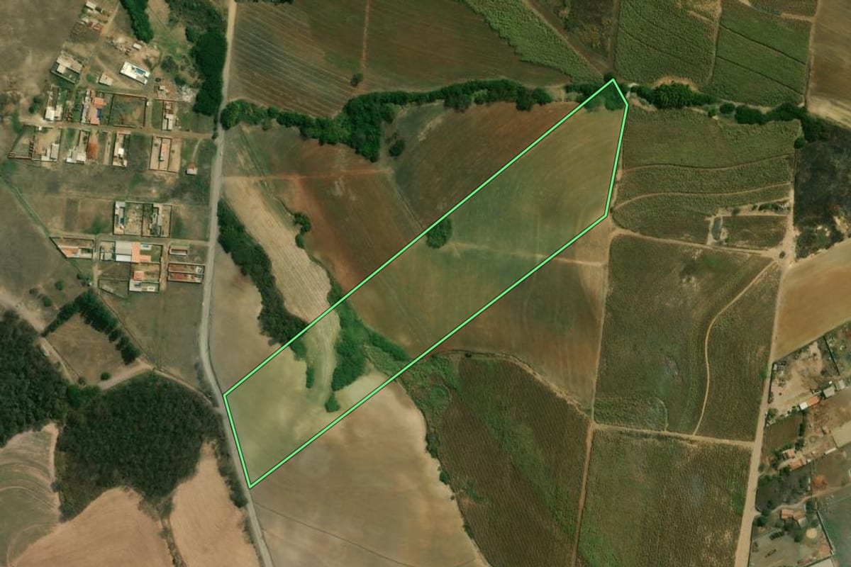 Imagem de satélite do imóvel rural em Piracicaba (SP), com o contorno declarado no CAR desenhado por cima.