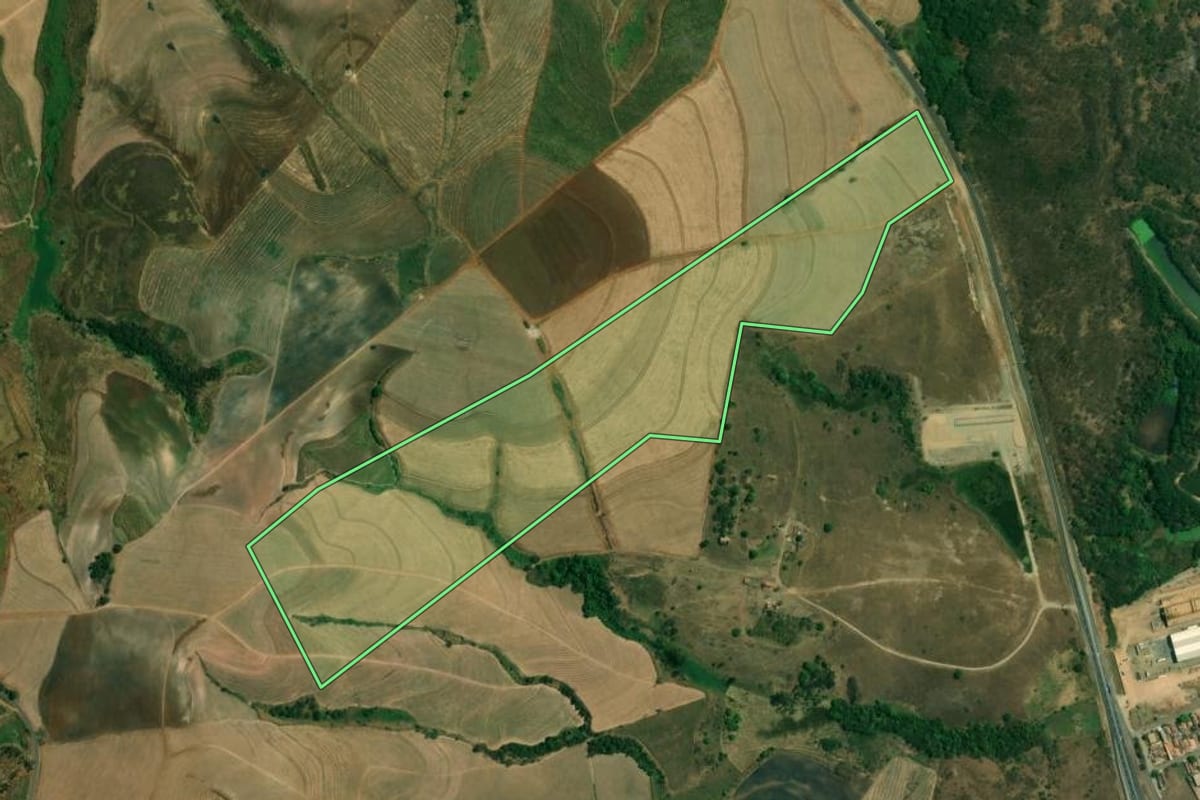 Imagem de satélite do imóvel rural em Piracicaba (SP), com o contorno declarado no CAR desenhado por cima.